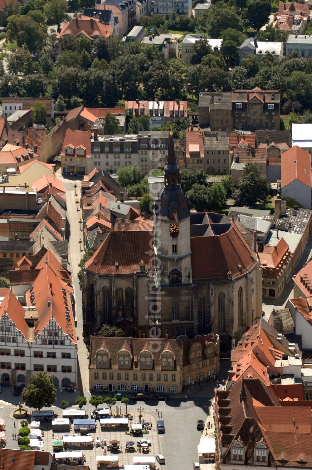 Aerial photograph Naumburg an der Saale - Blick auf die Stadtkirche St. Wenzel, auch Wenzelkirche genannt. Die evangelisch-lutherische Stadtkirche am Marktplatz von Naumburg ist die Hauptkirche der Stadt außerhalb des geistlichen Bezirks der ehemaligen Domfreiheit. Als das markanteste Kirchenbauwerk und Wahrzeichen der Ratsstadt von Naumburg gehört die Wenzelskirche zu den bedeutsamsten Bauwerken an der Saale. Der spätgotische Bau von 1426 erhielt 1510/1520 sein Westportal und 1724 im Innern eine barocke Ausstattung. Der Kirchturm der evangelischen Wenzelskirche ist mit 72 Metern der höchste Turm der Stadt. Er besitzt in seiner Türmerwohnung in 53 Metern Höhe eine Aussichtsplattform, die von April bis Oktober täglich geöffnet hat.