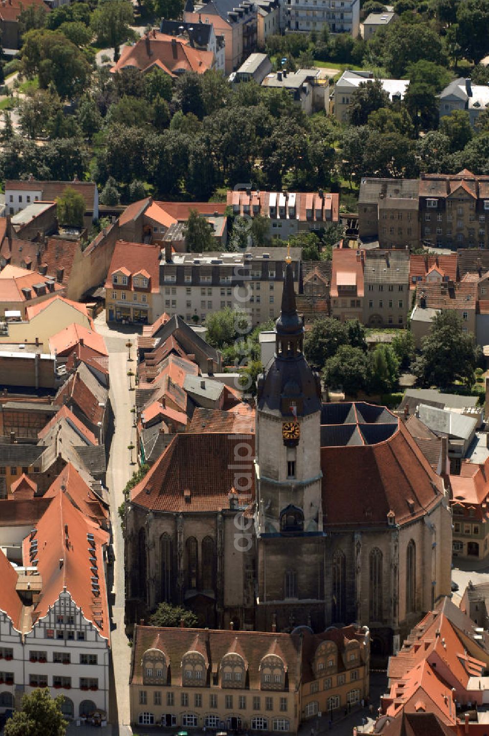 Naumburg an der Saale from above - Blick auf die Stadtkirche St. Wenzel, auch Wenzelkirche genannt. Die evangelisch-lutherische Stadtkirche am Marktplatz von Naumburg ist die Hauptkirche der Stadt außerhalb des geistlichen Bezirks der ehemaligen Domfreiheit. Als das markanteste Kirchenbauwerk und Wahrzeichen der Ratsstadt von Naumburg gehört die Wenzelskirche zu den bedeutsamsten Bauwerken an der Saale. Der spätgotische Bau von 1426 erhielt 1510/1520 sein Westportal und 1724 im Innern eine barocke Ausstattung. Der Kirchturm der evangelischen Wenzelskirche ist mit 72 Metern der höchste Turm der Stadt. Er besitzt in seiner Türmerwohnung in 53 Metern Höhe eine Aussichtsplattform, die von April bis Oktober täglich geöffnet hat.