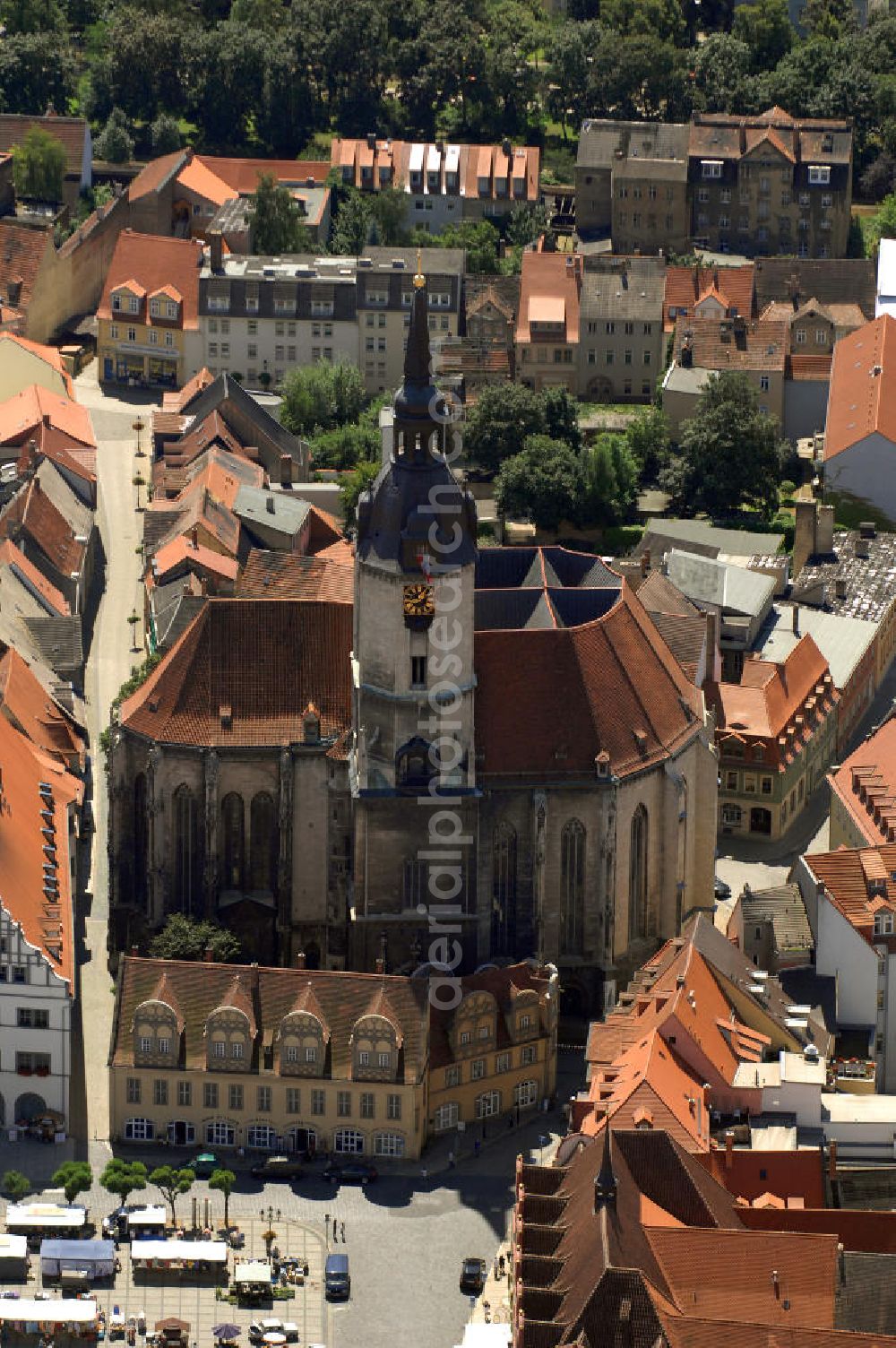 Naumburg an der Saale from the bird's eye view: Blick auf die Stadtkirche St. Wenzel, auch Wenzelkirche genannt. Die evangelisch-lutherische Stadtkirche am Marktplatz von Naumburg ist die Hauptkirche der Stadt außerhalb des geistlichen Bezirks der ehemaligen Domfreiheit. Als das markanteste Kirchenbauwerk und Wahrzeichen der Ratsstadt von Naumburg gehört die Wenzelskirche zu den bedeutsamsten Bauwerken an der Saale. Der spätgotische Bau von 1426 erhielt 1510/1520 sein Westportal und 1724 im Innern eine barocke Ausstattung. Der Kirchturm der evangelischen Wenzelskirche ist mit 72 Metern der höchste Turm der Stadt. Er besitzt in seiner Türmerwohnung in 53 Metern Höhe eine Aussichtsplattform, die von April bis Oktober täglich geöffnet hat.