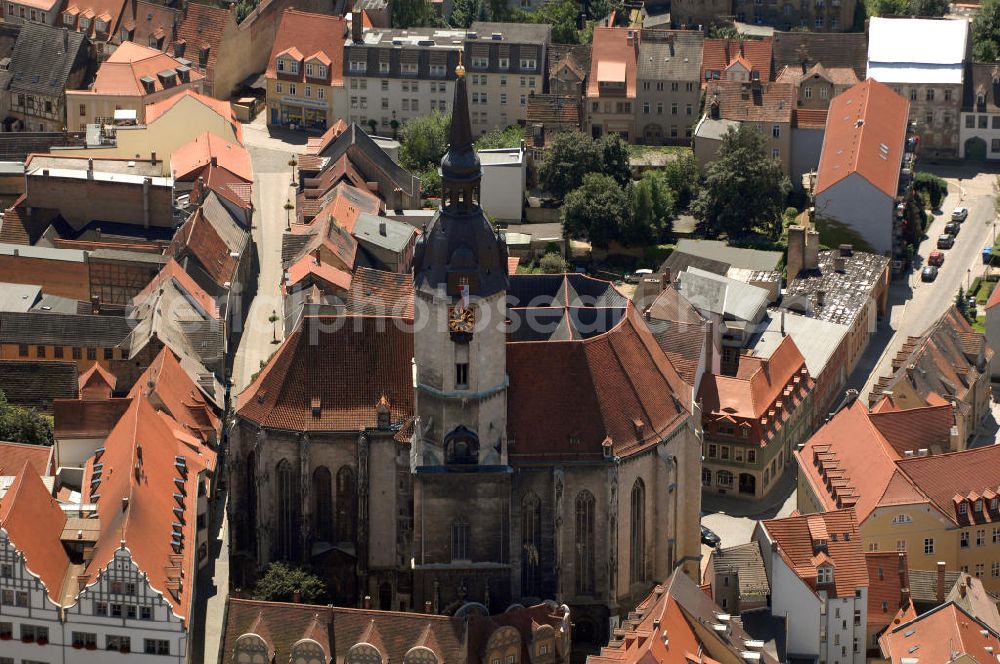 Aerial image Naumburg an der Saale - Blick auf die Stadtkirche St. Wenzel, auch Wenzelkirche genannt. Die evangelisch-lutherische Stadtkirche am Marktplatz von Naumburg ist die Hauptkirche der Stadt außerhalb des geistlichen Bezirks der ehemaligen Domfreiheit. Als das markanteste Kirchenbauwerk und Wahrzeichen der Ratsstadt von Naumburg gehört die Wenzelskirche zu den bedeutsamsten Bauwerken an der Saale. Der spätgotische Bau von 1426 erhielt 1510/1520 sein Westportal und 1724 im Innern eine barocke Ausstattung. Der Kirchturm der evangelischen Wenzelskirche ist mit 72 Metern der höchste Turm der Stadt. Er besitzt in seiner Türmerwohnung in 53 Metern Höhe eine Aussichtsplattform, die von April bis Oktober täglich geöffnet hat.