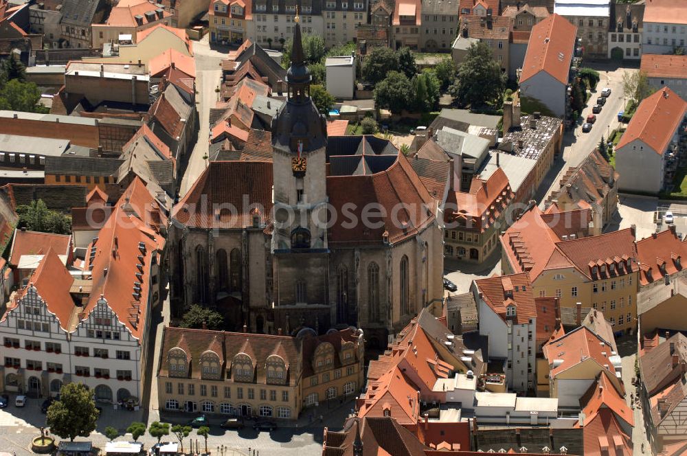 Aerial photograph Naumburg an der Saale - Blick auf die Stadtkirche St. Wenzel, auch Wenzelkirche genannt. Die evangelisch-lutherische Stadtkirche am Marktplatz von Naumburg ist die Hauptkirche der Stadt außerhalb des geistlichen Bezirks der ehemaligen Domfreiheit. Als das markanteste Kirchenbauwerk und Wahrzeichen der Ratsstadt von Naumburg gehört die Wenzelskirche zu den bedeutsamsten Bauwerken an der Saale. Der spätgotische Bau von 1426 erhielt 1510/1520 sein Westportal und 1724 im Innern eine barocke Ausstattung. Der Kirchturm der evangelischen Wenzelskirche ist mit 72 Metern der höchste Turm der Stadt. Er besitzt in seiner Türmerwohnung in 53 Metern Höhe eine Aussichtsplattform, die von April bis Oktober täglich geöffnet hat.