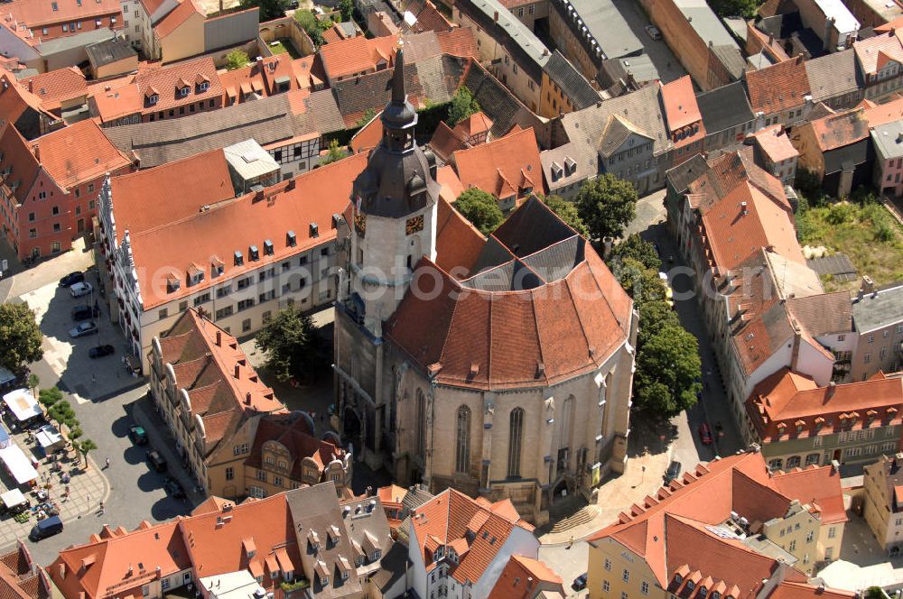 Naumburg an der Saale from above - Blick auf die Stadtkirche St. Wenzel, auch Wenzelkirche genannt. Die evangelisch-lutherische Stadtkirche am Marktplatz von Naumburg ist die Hauptkirche der Stadt außerhalb des geistlichen Bezirks der ehemaligen Domfreiheit. Als das markanteste Kirchenbauwerk und Wahrzeichen der Ratsstadt von Naumburg gehört die Wenzelskirche zu den bedeutsamsten Bauwerken an der Saale. Der spätgotische Bau von 1426 erhielt 1510/1520 sein Westportal und 1724 im Innern eine barocke Ausstattung. Der Kirchturm der evangelischen Wenzelskirche ist mit 72 Metern der höchste Turm der Stadt. Er besitzt in seiner Türmerwohnung in 53 Metern Höhe eine Aussichtsplattform, die von April bis Oktober täglich geöffnet hat.