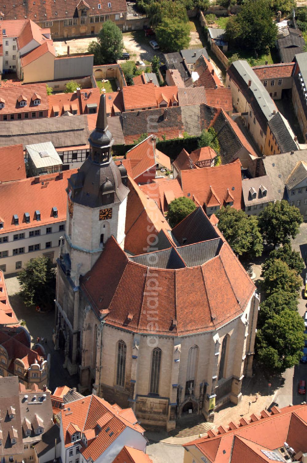 Naumburg an der Saale from the bird's eye view: Blick auf die Stadtkirche St. Wenzel, auch Wenzelkirche genannt. Die evangelisch-lutherische Stadtkirche am Marktplatz von Naumburg ist die Hauptkirche der Stadt außerhalb des geistlichen Bezirks der ehemaligen Domfreiheit. Als das markanteste Kirchenbauwerk und Wahrzeichen der Ratsstadt von Naumburg gehört die Wenzelskirche zu den bedeutsamsten Bauwerken an der Saale. Der spätgotische Bau von 1426 erhielt 1510/1520 sein Westportal und 1724 im Innern eine barocke Ausstattung. Der Kirchturm der evangelischen Wenzelskirche ist mit 72 Metern der höchste Turm der Stadt. Er besitzt in seiner Türmerwohnung in 53 Metern Höhe eine Aussichtsplattform, die von April bis Oktober täglich geöffnet hat.