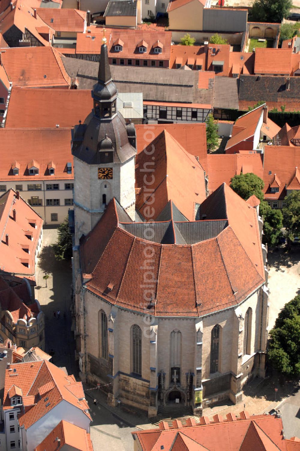 Aerial image Naumburg an der Saale - Blick auf die Stadtkirche St. Wenzel, auch Wenzelkirche genannt. Die evangelisch-lutherische Stadtkirche am Marktplatz von Naumburg ist die Hauptkirche der Stadt außerhalb des geistlichen Bezirks der ehemaligen Domfreiheit. Als das markanteste Kirchenbauwerk und Wahrzeichen der Ratsstadt von Naumburg gehört die Wenzelskirche zu den bedeutsamsten Bauwerken an der Saale. Der spätgotische Bau von 1426 erhielt 1510/1520 sein Westportal und 1724 im Innern eine barocke Ausstattung. Der Kirchturm der evangelischen Wenzelskirche ist mit 72 Metern der höchste Turm der Stadt. Er besitzt in seiner Türmerwohnung in 53 Metern Höhe eine Aussichtsplattform, die von April bis Oktober täglich geöffnet hat.