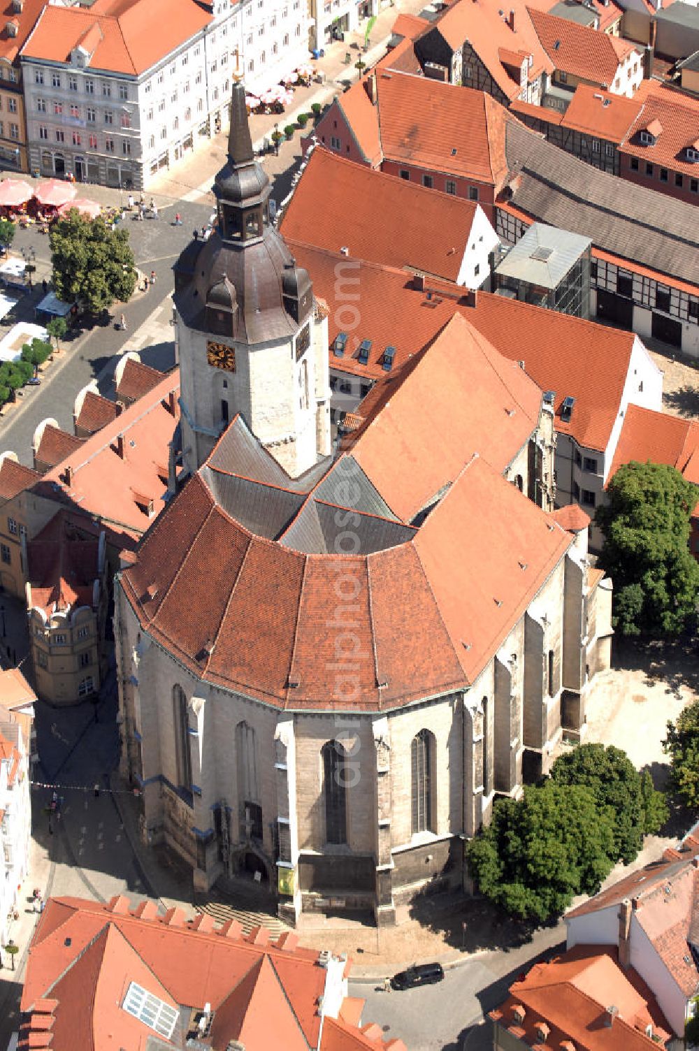 Aerial photograph Naumburg an der Saale - Blick auf die Stadtkirche St. Wenzel, auch Wenzelkirche genannt. Die evangelisch-lutherische Stadtkirche am Marktplatz von Naumburg ist die Hauptkirche der Stadt außerhalb des geistlichen Bezirks der ehemaligen Domfreiheit. Als das markanteste Kirchenbauwerk und Wahrzeichen der Ratsstadt von Naumburg gehört die Wenzelskirche zu den bedeutsamsten Bauwerken an der Saale. Der spätgotische Bau von 1426 erhielt 1510/1520 sein Westportal und 1724 im Innern eine barocke Ausstattung. Der Kirchturm der evangelischen Wenzelskirche ist mit 72 Metern der höchste Turm der Stadt. Er besitzt in seiner Türmerwohnung in 53 Metern Höhe eine Aussichtsplattform, die von April bis Oktober täglich geöffnet hat.