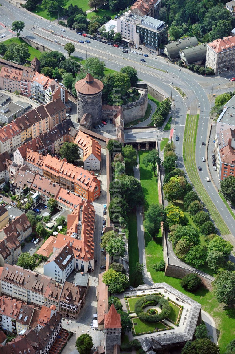 Aerial photograph Nürnberg - Stadtmauer zwischen dem Neutor bzw. Neutorturm / Grünes K mit der Neutormauer und dem Tiergärtnertorturm bzw. Grünes N am Bürgermeistergarten in Nürnberg / Bayern. City wall with towers and garden in Nuremberg / Bavaria.