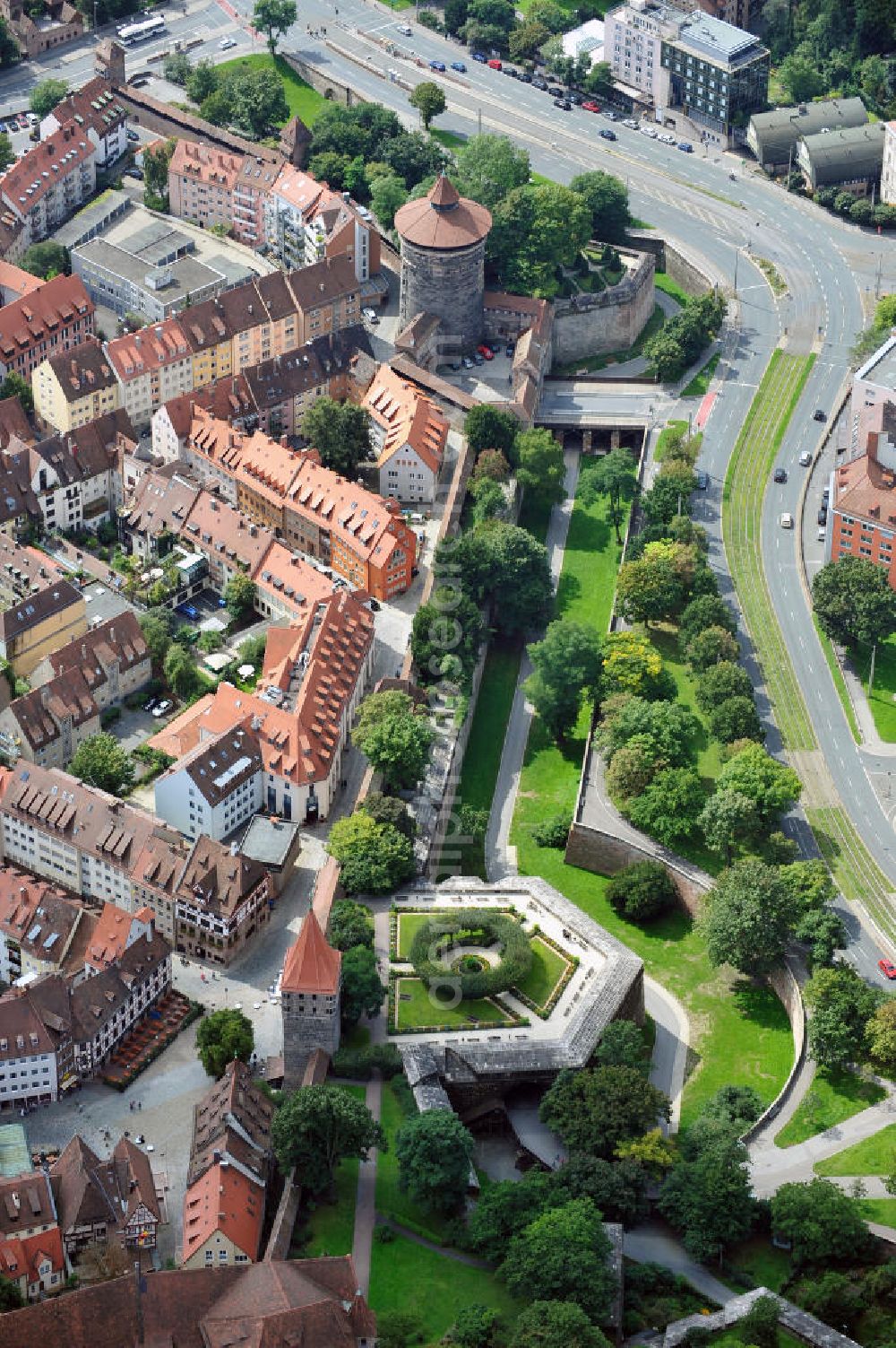 Nürnberg from above - Stadtmauer zwischen dem Neutor bzw. Neutorturm / Grünes K mit der Neutormauer und dem Tiergärtnertorturm bzw. Grünes N am Bürgermeistergarten in Nürnberg / Bayern. City wall with towers and garden in Nuremberg / Bavaria.