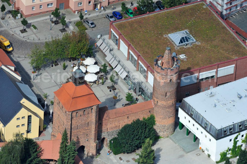 Bernau from the bird's eye view: Blick auf das Stadtmauer mit Steintor und Hungerturm in Bernau an der Stadthalle. The city wall with stone gate in Bernau.