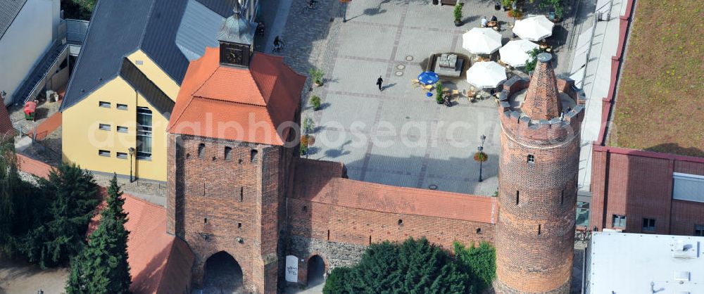 Aerial photograph Bernau - Blick auf das Stadtmauer mit Steintor und Hungerturm in Bernau an der Stadthalle. The city wall with stone gate in Bernau.