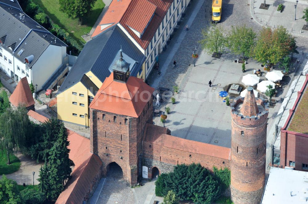 Bernau from the bird's eye view: Blick auf das Stadtmauer mit Steintor und Hungerturm in Bernau an der Stadthalle. The city wall with stone gate in Bernau.