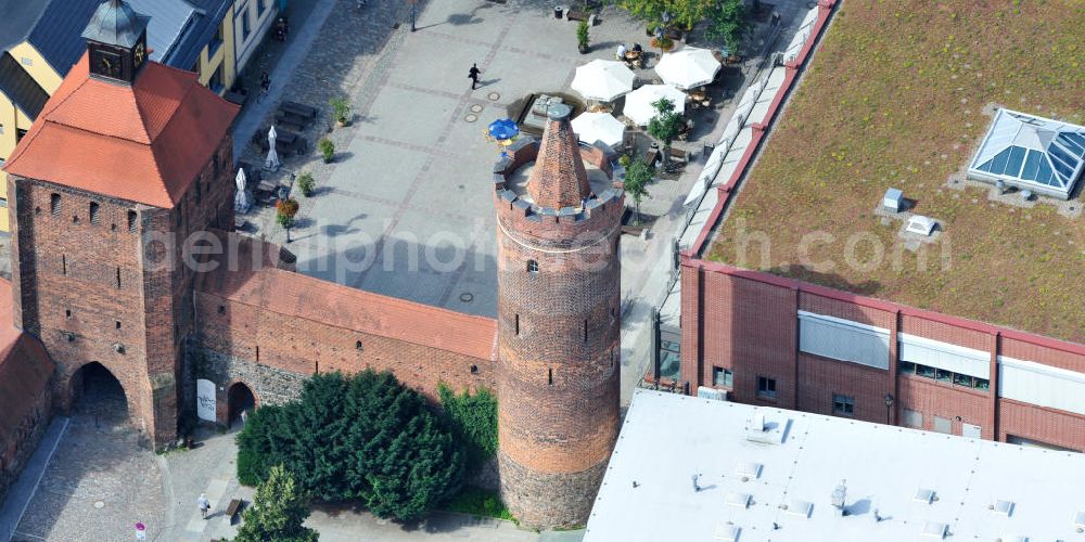 Aerial photograph Bernau - Blick auf das Stadtmauer mit Steintor und Hungerturm in Bernau an der Stadthalle. The city wall with stone gate in Bernau.