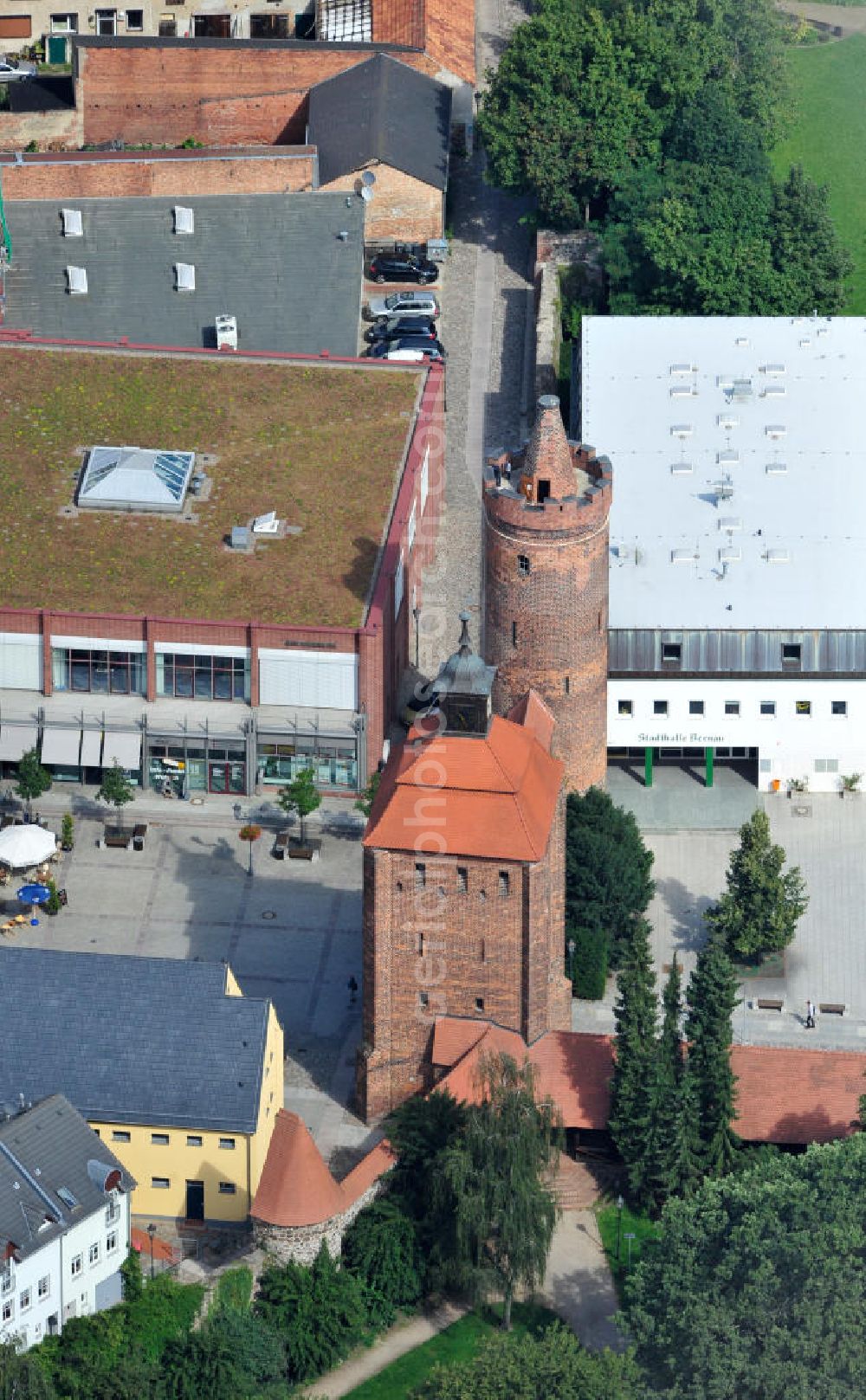 Bernau from the bird's eye view: Blick auf das Stadtmauer mit Steintor und Hungerturm in Bernau an der Stadthalle. The city wall with stone gate in Bernau.