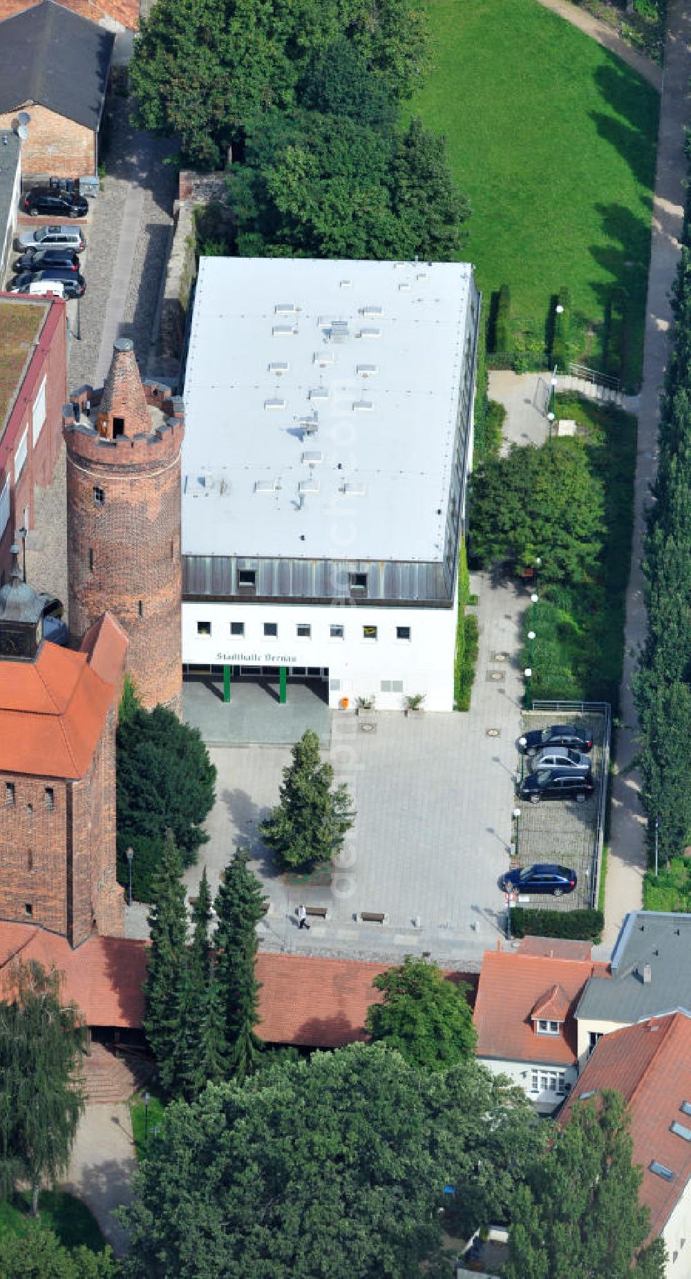 Aerial image Bernau - Blick auf das Stadtmauer mit Steintor und Hungerturm in Bernau an der Stadthalle. The city wall with stone gate in Bernau.