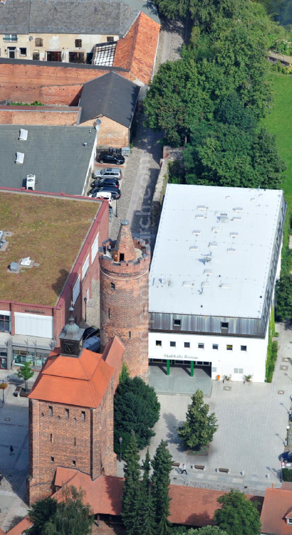 Aerial photograph Bernau - Blick auf das Stadtmauer mit Steintor und Hungerturm in Bernau an der Stadthalle. The city wall with stone gate in Bernau.