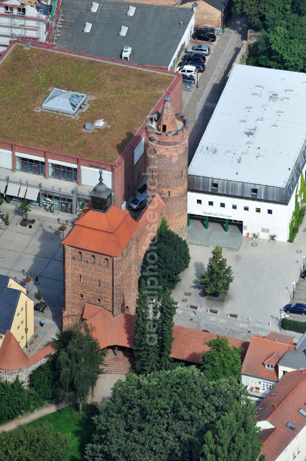 Bernau from above - Blick auf das Stadtmauer mit Steintor und Hungerturm in Bernau an der Stadthalle. The city wall with stone gate in Bernau.