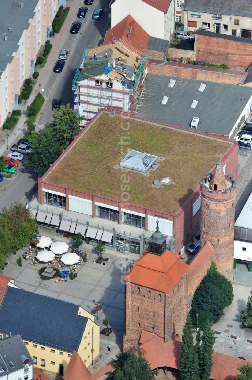 Bernau from the bird's eye view: Blick auf das Stadtmauer mit Steintor und Hungerturm in Bernau an der Stadthalle. The city wall with stone gate in Bernau.