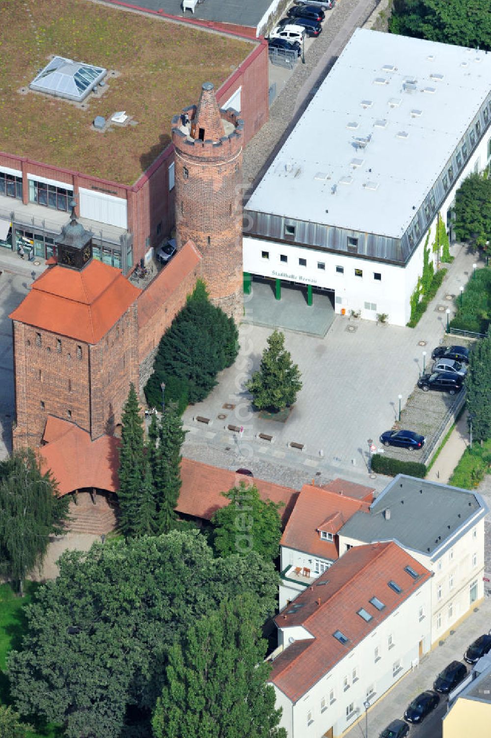 Aerial image Bernau - Blick auf das Stadtmauer mit Steintor und Hungerturm in Bernau an der Stadthalle. The city wall with stone gate in Bernau.