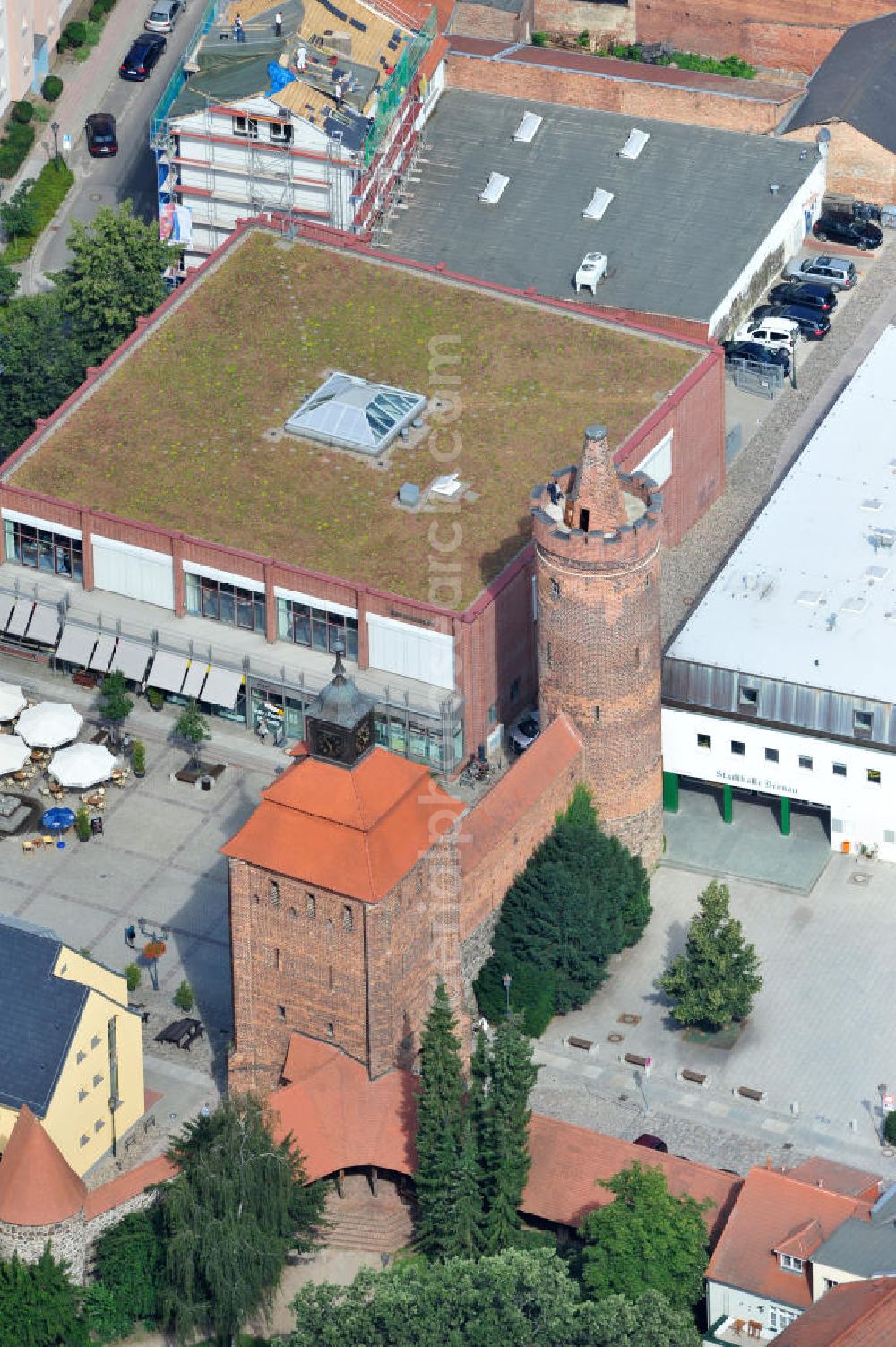 Aerial photograph Bernau - Blick auf das Stadtmauer mit Steintor und Hungerturm in Bernau an der Stadthalle. The city wall with stone gate in Bernau.