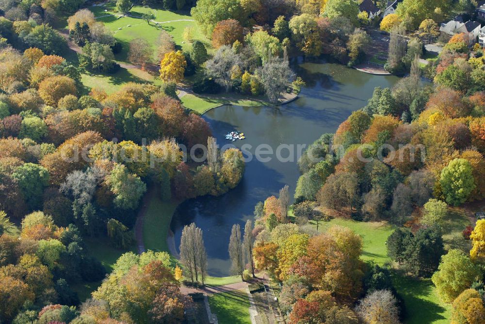 Aerial photograph Bochum - Blick auf den Stadtpark See Goldener Oktober oder Indian Summer in Bochum. Golden october or Indian Summer at the municipal park.