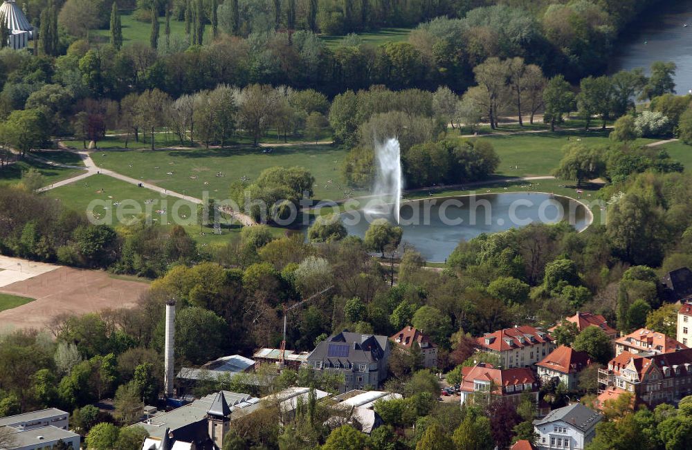 Aerial image Halle Saale - Blick auf die sommerlich besuchte Zieglwiese, einem beliebten Stadtpark der Saalestadt mit einem Teich und einer Springbrunnen- Fontaine. Der Name geht auf die frühere Nutzung des Geländes zur Ziegelherstellung für die Baustoffindustrie zurück. View the Zieglwiese, a popular urban park in Halle.