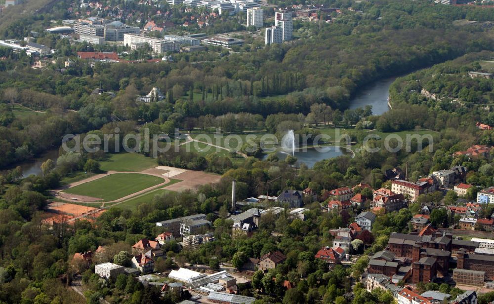 Aerial photograph Halle Saale - Blick auf die sommerlich besuchte Zieglwiese, einem beliebten Stadtpark der Saalestadt mit einem Teich und einer Springbrunnen- Fontaine. Der Name geht auf die frühere Nutzung des Geländes zur Ziegelherstellung für die Baustoffindustrie zurück. View the Zieglwiese, a popular urban park in Halle.