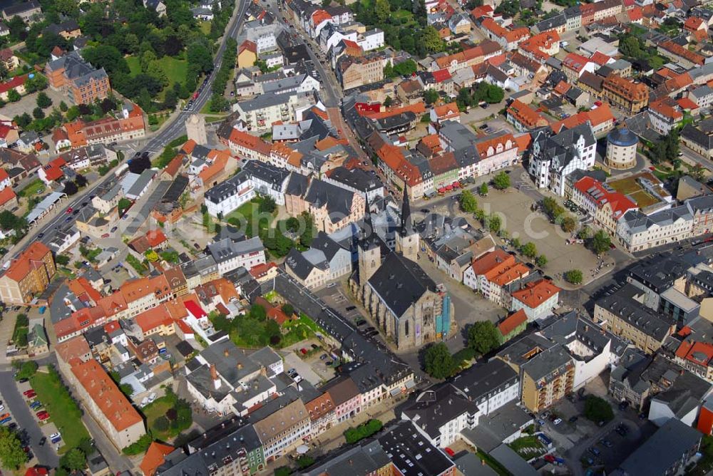 Aerial photograph Saalfeld - Blick auf die Stadtpfarrkirche St. Johannis. Ihre Doppeltürme markieren schon von weitem die Stadt. Das Gotteshaus wurde 1380 als dreischiffige Hallenkirche begonnen und um 1425 vollendet. Im 1514 fertigestellten Chorgewölbe mit erstklassigen Malereien, der sogenannten Himmelswiese, lassen sich Pflanzendarstellungen ausmachen, die originalgtreu der Natur nachempfunden wurden. Eine lebensgroße Skulptur Johannes des Täufers und das Heilige Grab (um 1400) sind sehr sehenswert. Kirchbüro-Pfarramt Mitte, Kirchplatz 3, 07318 Saalfeld; Telefon 0 36 71 / 27 84 Saalfeld 30.06.2006 Blick auf die Stadtpfarrkirche St. Johannis. Ihre Doppeltürme markieren schon von weitem die Stadt. Das Gotteshaus wurde 1380 als dreischiffige Hallenkirche begonnen und um 1425 vollendet. Im 1514 fertigestellten Chorgewölbe mit erstklassigen Malereien, der sogenannten Himmelswiese, lassen sich Pflanzendarstellungen ausmachen, die originalgtreu der Natur nachempfunden wurden. Eine lebensgroße Skulptur Johannes des Täufers und das Heilige Grab (um 1400) sind sehr sehenswert. Kirchbüro-Pfarramt Mitte, Kirchplatz 3, 07318 Saalfeld; Telefon 0 36 71 / 27 84