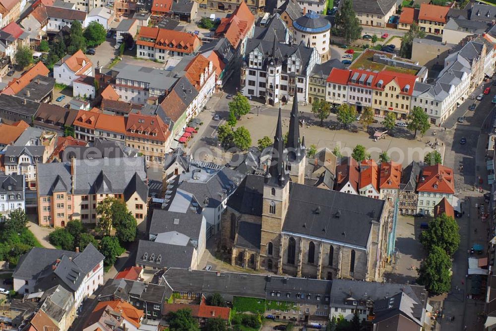 Saalfeld from above - Blick auf die Stadtpfarrkirche St. Johannis. Ihre Doppeltürme markieren schon von weitem die Stadt. Das Gotteshaus wurde 1380 als dreischiffige Hallenkirche begonnen und um 1425 vollendet. Im 1514 fertigestellten Chorgewölbe mit erstklassigen Malereien, der sogenannten Himmelswiese, lassen sich Pflanzendarstellungen ausmachen, die originalgtreu der Natur nachempfunden wurden. Eine lebensgroße Skulptur Johannes des Täufers und das Heilige Grab (um 1400) sind sehr sehenswert. Kirchbüro-Pfarramt Mitte, Kirchplatz 3, 07318 Saalfeld; Telefon 0 36 71 / 27 84 Saalfeld 30.06.2006 Blick auf die Stadtpfarrkirche St. Johannis. Ihre Doppeltürme markieren schon von weitem die Stadt. Das Gotteshaus wurde 1380 als dreischiffige Hallenkirche begonnen und um 1425 vollendet. Im 1514 fertigestellten Chorgewölbe mit erstklassigen Malereien, der sogenannten Himmelswiese, lassen sich Pflanzendarstellungen ausmachen, die originalgtreu der Natur nachempfunden wurden. Eine lebensgroße Skulptur Johannes des Täufers und das Heilige Grab (um 1400) sind sehr sehenswert. Kirchbüro-Pfarramt Mitte, Kirchplatz 3, 07318 Saalfeld; Telefon 0 36 71 / 27 84