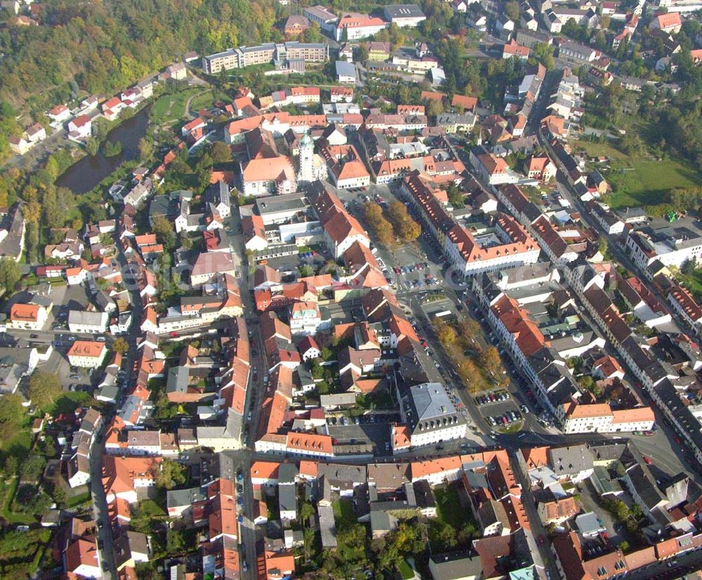 Tirschenreuth from above - Blick auf den Marktplatz und die Stadtpfarrkirche Mariae Himmelfahrt im Stadtzentrum von Tirschenreuth. Die Katholische Stadtpfarrkirche von 1299 wurde ursprünglich im gotischen Stil erbaut, heute ist nur noch der Chor gotisch, während das Schiff barocken Charakter zeigt. Katholisches Pfarramt, Kirchplatz 3, 95643 Tirschenreuth, Telefon 09631 / 1451, Telefax 09631 / 2177, Email: info@pfarrei-tirschenreuth.de