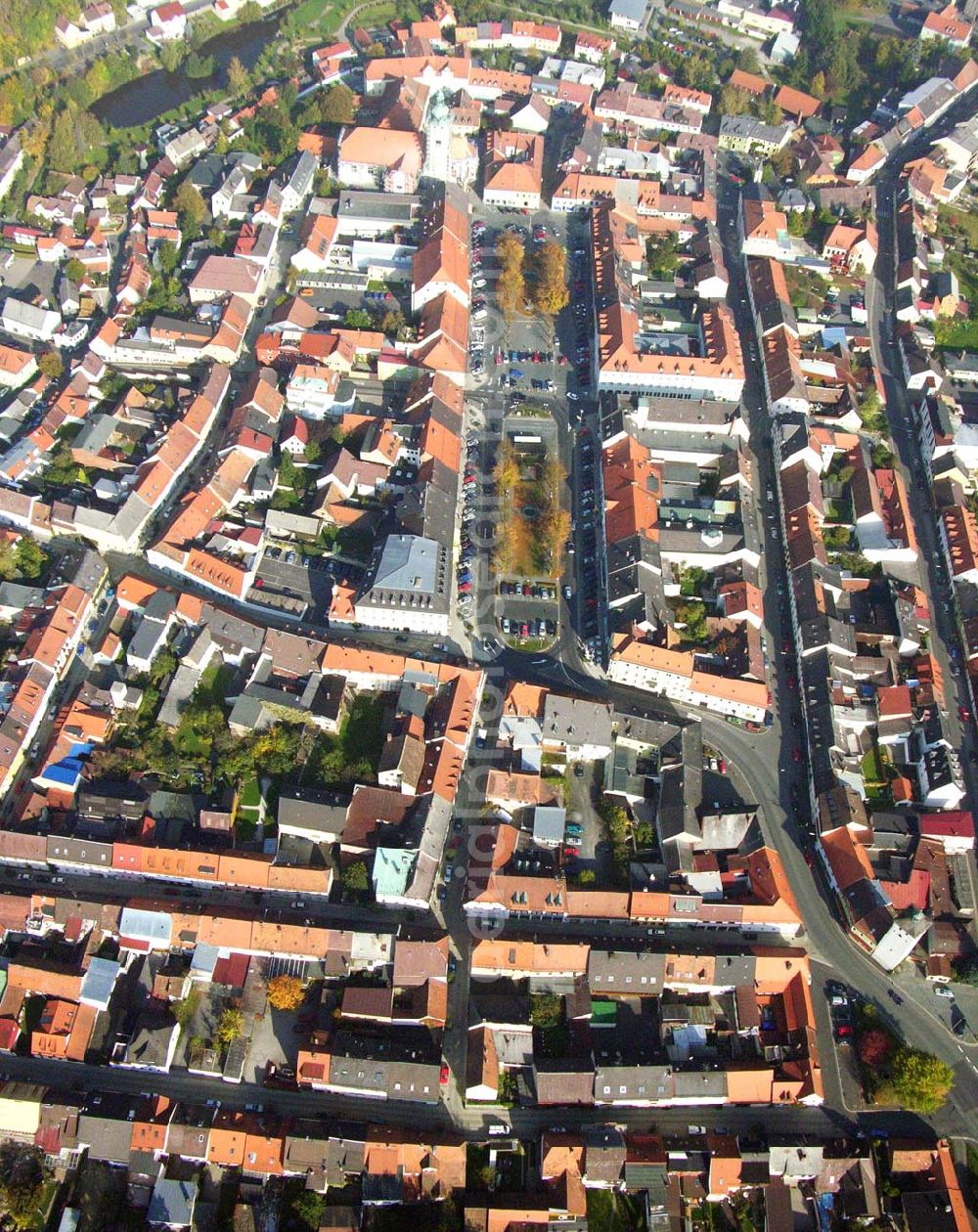 Tirschenreuth from the bird's eye view: Blick auf den Marktplatz und die Stadtpfarrkirche Mariae Himmelfahrt im Stadtzentrum von Tirschenreuth. Die Katholische Stadtpfarrkirche von 1299 wurde ursprünglich im gotischen Stil erbaut, heute ist nur noch der Chor gotisch, während das Schiff barocken Charakter zeigt. Katholisches Pfarramt, Kirchplatz 3, 95643 Tirschenreuth, Telefon 09631 / 1451, Telefax 09631 / 2177, Email: info@pfarrei-tirschenreuth.de