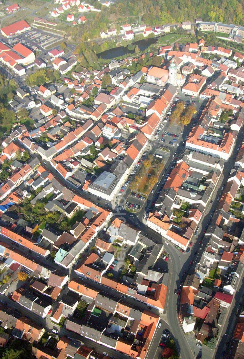 Aerial image Tirschenreuth - Blick auf den Marktplatz und die Stadtpfarrkirche Mariae Himmelfahrt im Stadtzentrum von Tirschenreuth. Die Katholische Stadtpfarrkirche von 1299 wurde ursprünglich im gotischen Stil erbaut, heute ist nur noch der Chor gotisch, während das Schiff barocken Charakter zeigt. Katholisches Pfarramt, Kirchplatz 3, 95643 Tirschenreuth, Telefon 09631 / 1451, Telefax 09631 / 2177, Email: info@pfarrei-tirschenreuth.de