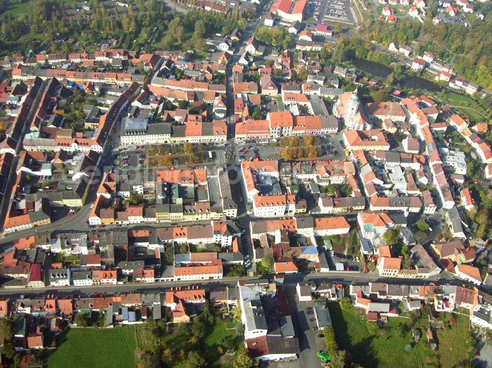 Tirschenreuth from above - Blick auf den Marktplatz und die Stadtpfarrkirche Mariae Himmelfahrt im Stadtzentrum von Tirschenreuth. Die Katholische Stadtpfarrkirche von 1299 wurde ursprünglich im gotischen Stil erbaut, heute ist nur noch der Chor gotisch, während das Schiff barocken Charakter zeigt. Katholisches Pfarramt, Kirchplatz 3, 95643 Tirschenreuth, Telefon 09631 / 1451, Telefax 09631 / 2177, Email: info@pfarrei-tirschenreuth.de