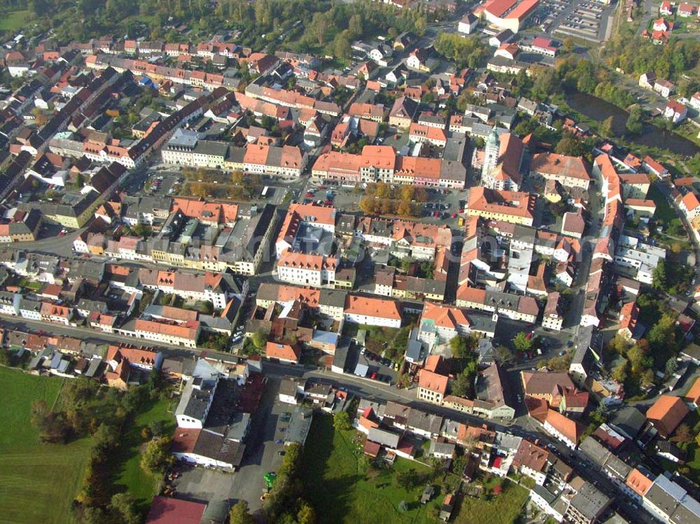 Tirschenreuth from the bird's eye view: Blick auf den Marktplatz und die Stadtpfarrkirche Mariae Himmelfahrt im Stadtzentrum von Tirschenreuth. Die Katholische Stadtpfarrkirche von 1299 wurde ursprünglich im gotischen Stil erbaut, heute ist nur noch der Chor gotisch, während das Schiff barocken Charakter zeigt. Katholisches Pfarramt, Kirchplatz 3, 95643 Tirschenreuth, Telefon 09631 / 1451, Telefax 09631 / 2177, Email: info@pfarrei-tirschenreuth.de