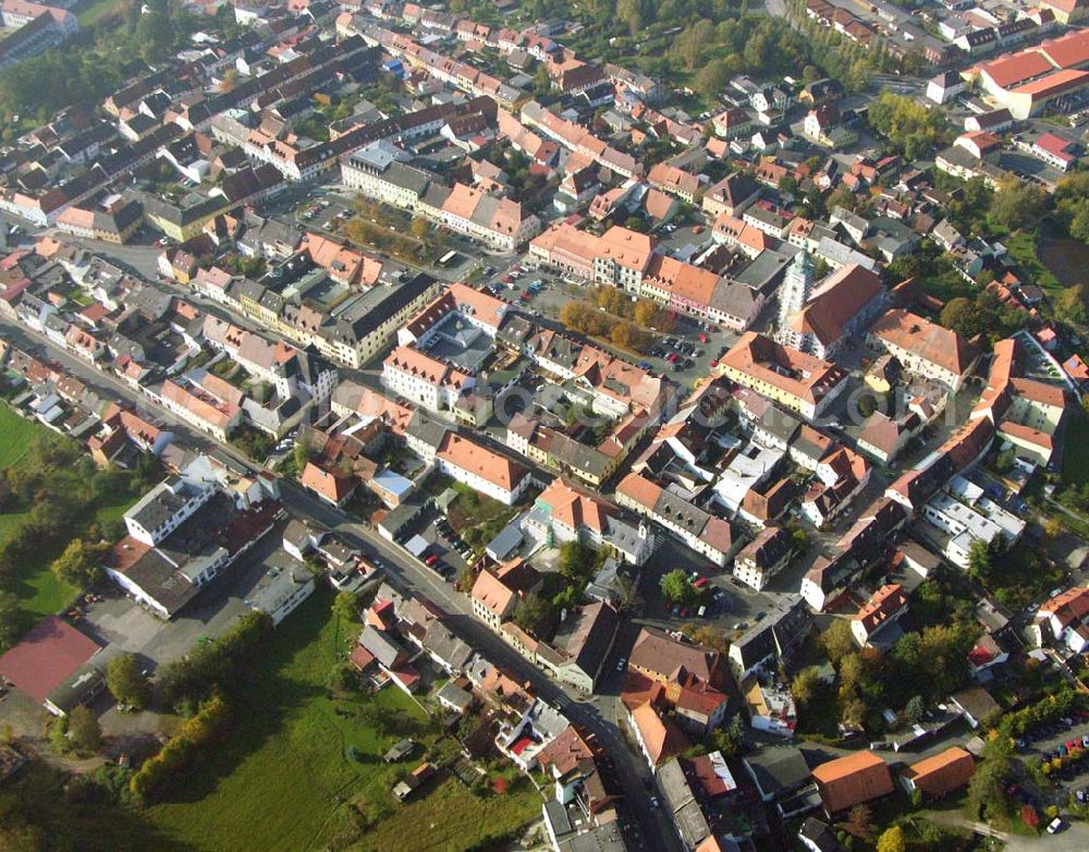 Aerial image Tirschenreuth - Blick auf den Marktplatz und die Stadtpfarrkirche Mariae Himmelfahrt im Stadtzentrum von Tirschenreuth. Die Katholische Stadtpfarrkirche von 1299 wurde ursprünglich im gotischen Stil erbaut, heute ist nur noch der Chor gotisch, während das Schiff barocken Charakter zeigt. Katholisches Pfarramt, Kirchplatz 3, 95643 Tirschenreuth, Telefon 09631 / 1451, Telefax 09631 / 2177, Email: info@pfarrei-tirschenreuth.de