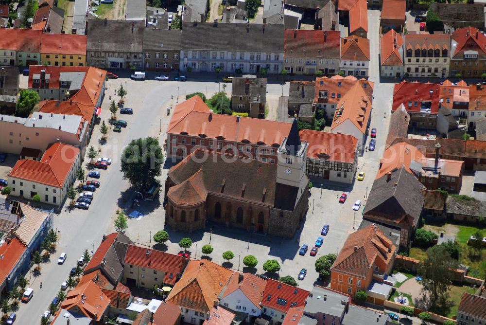 Aerial image Beelitz - Blick auf die Stadtpfarkirche St. Marien - St. Nikolai in Beelitz. Kontakt: Ev. Kirchengemeinde St. Marien - St. Nikolai Pfarramt, Kirchplatz 1, 14547 Beelitz, Tel. +49(0)33 204 42352, Fax +49(0)33 204 61205