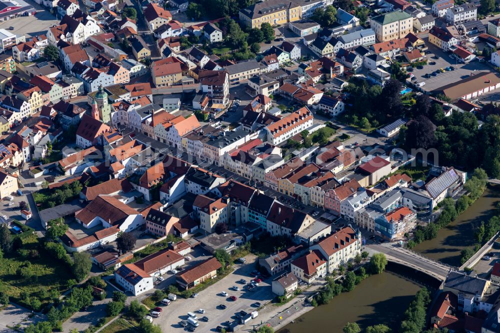 Aerial photograph Vilsbiburg - Place Stadtplatz with historical house-fronts in the inner city center in Vilsbiburg in the state Bavaria, Germany