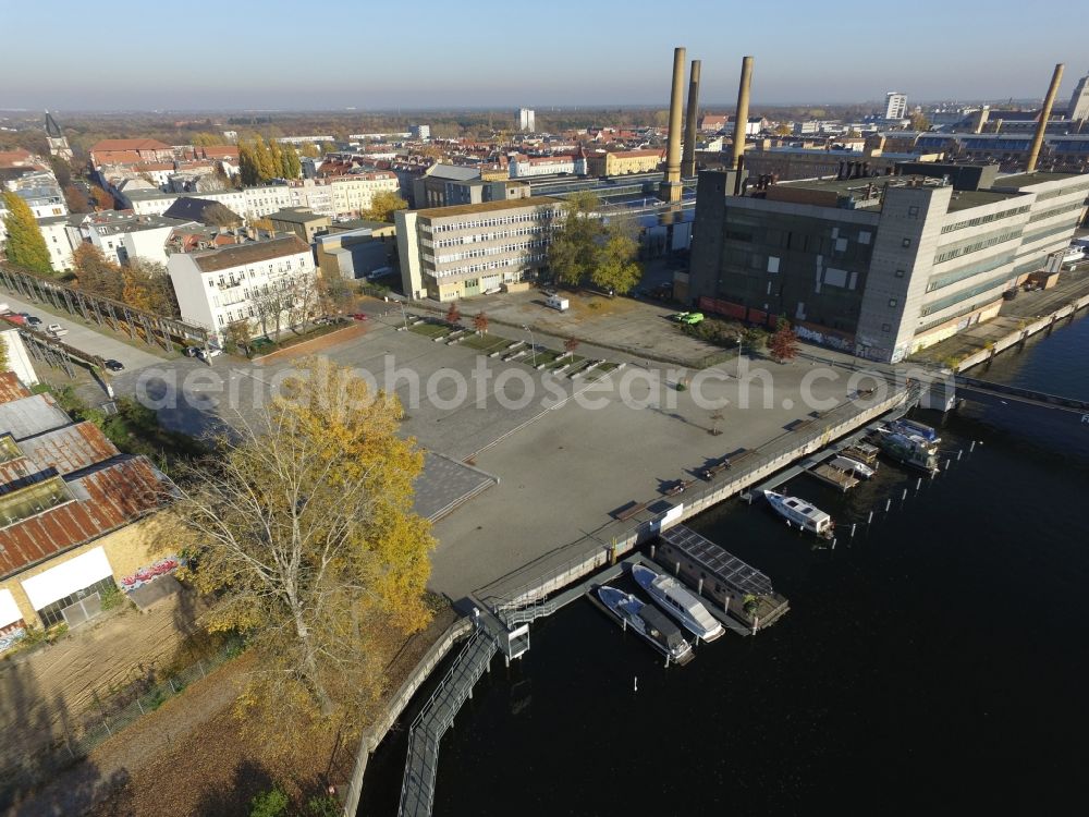 Berlin from above - City Square at Kaisersteg in Berlin Schoeneweide with moorings for vessels on the river Spree