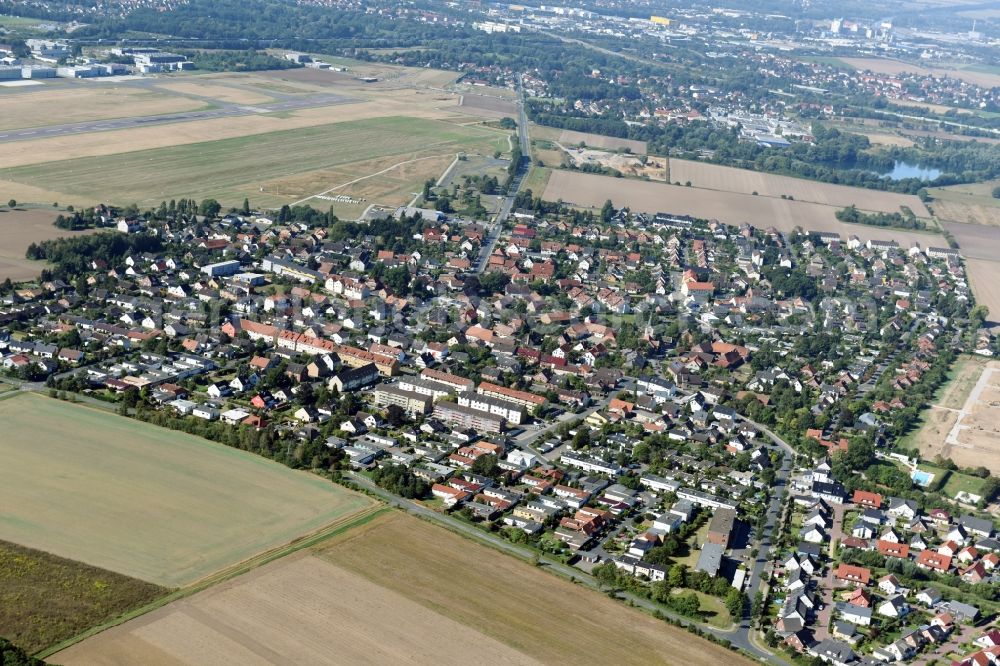 Braunschweig from the bird's eye view: Outskirts residential with detached houses and multi-family houses at the northern border of Braunschweig in the state Lower Saxony