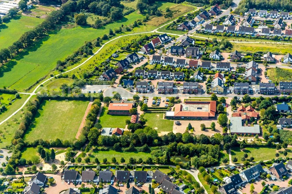 Aerial photograph Dinslaken - Outskirts residential in Dinslaken in the state North Rhine-Westphalia, Germany