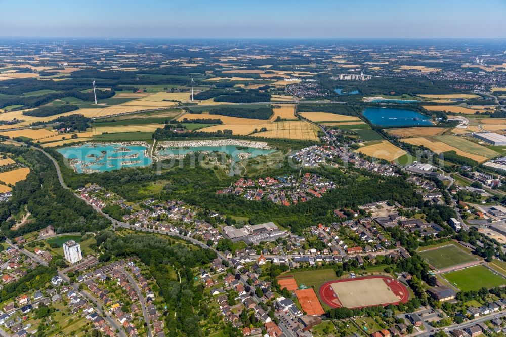 Aerial image Beckum - Outskirts residential with dem Dyckerhoffsee in Beckum in the state North Rhine-Westphalia, Germany