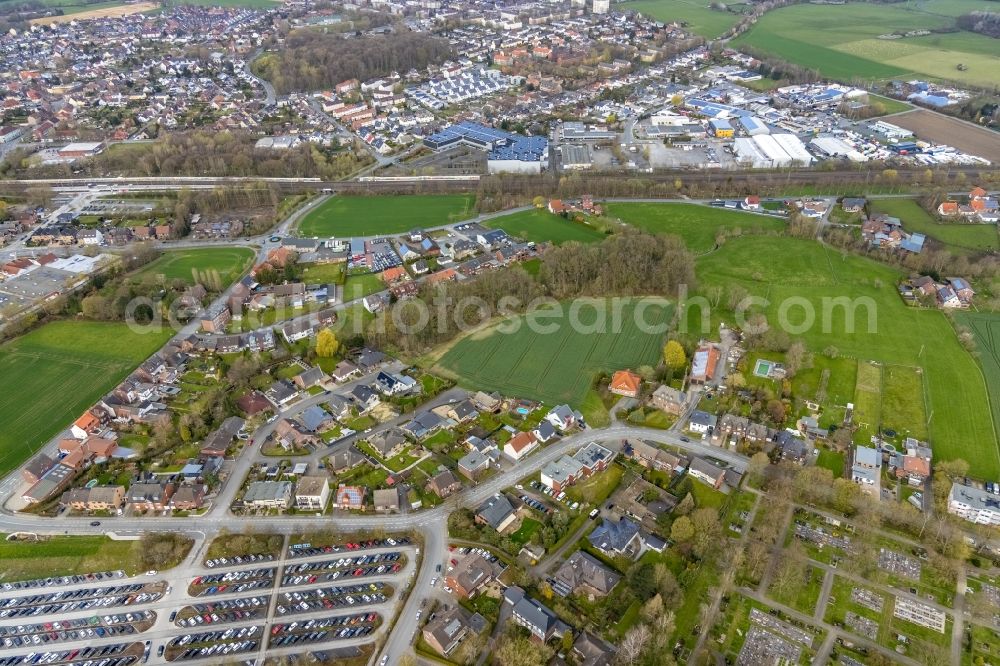 Aerial image Hamm - Outskirts residential with a field along the Ennigerweg in the district Heessen in Hamm at Ruhrgebiet in the state North Rhine-Westphalia, Germany