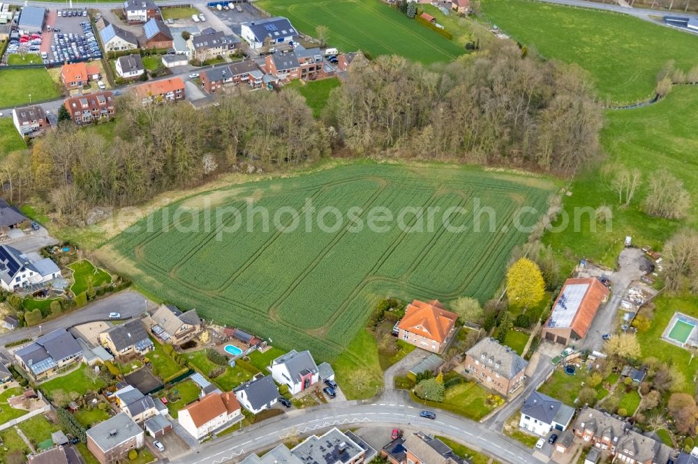 Aerial photograph Hamm - Outskirts residential with a field along the Ennigerweg in the district Heessen in Hamm at Ruhrgebiet in the state North Rhine-Westphalia, Germany