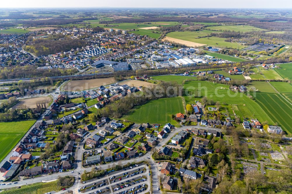 Aerial photograph Hamm - Outskirts residential with a field along the Ennigerweg in the district Heessen in Hamm at Ruhrgebiet in the state North Rhine-Westphalia, Germany