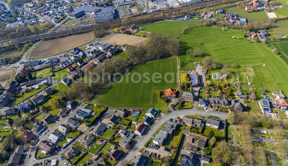 Hamm from above - Outskirts residential with a field along the Ennigerweg in the district Heessen in Hamm at Ruhrgebiet in the state North Rhine-Westphalia, Germany