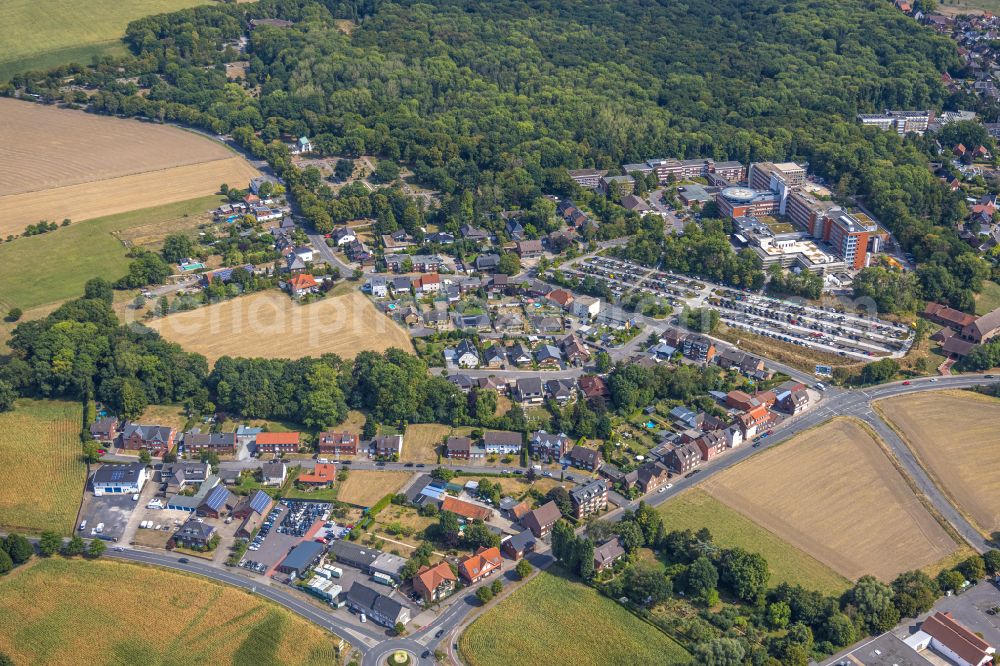 Aerial photograph Hamm - Outskirts residential with a field along the Ennigerweg in the district Heessen in Hamm at Ruhrgebiet in the state North Rhine-Westphalia, Germany