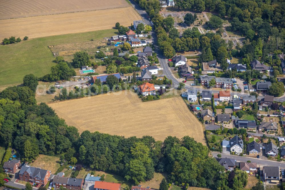 Hamm from above - Outskirts residential with a field along the Ennigerweg in the district Heessen in Hamm at Ruhrgebiet in the state North Rhine-Westphalia, Germany