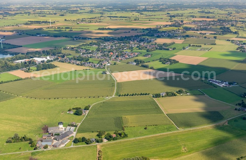 Aerial photograph Emmerich am Rhein - Outskirts residential in Emmerich am Rhein at the edge of some fields in the state North Rhine-Westphalia, Germany