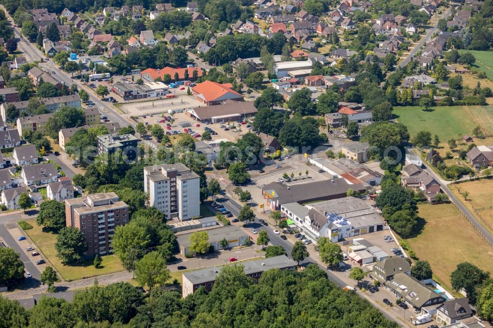 Voerde (Niederrhein) from the bird's eye view: Outskirts residential along the Bahnhofstrasse in Voerde (Niederrhein) in the state North Rhine-Westphalia, Germany