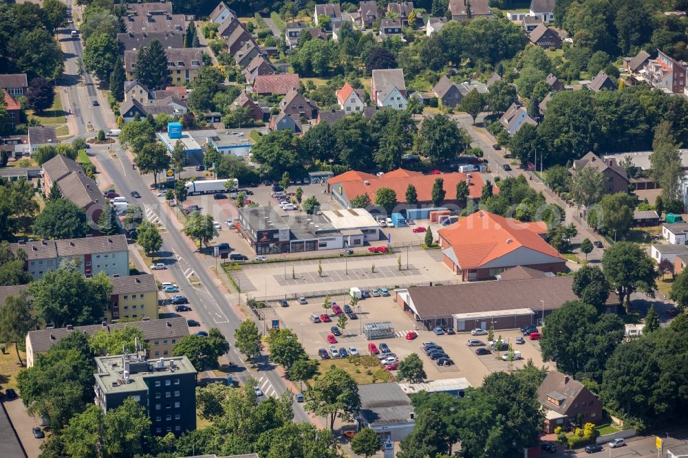 Aerial photograph Voerde (Niederrhein) - Outskirts residential along the Bahnhofstrasse in Voerde (Niederrhein) in the state North Rhine-Westphalia, Germany