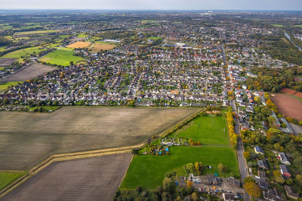 Hamm from the bird's eye view: Outskirts residential with fields at the Fritz-Erler-Strasse in the district Norddinker in Hamm at Ruhrgebiet in the state North Rhine-Westphalia, Germany