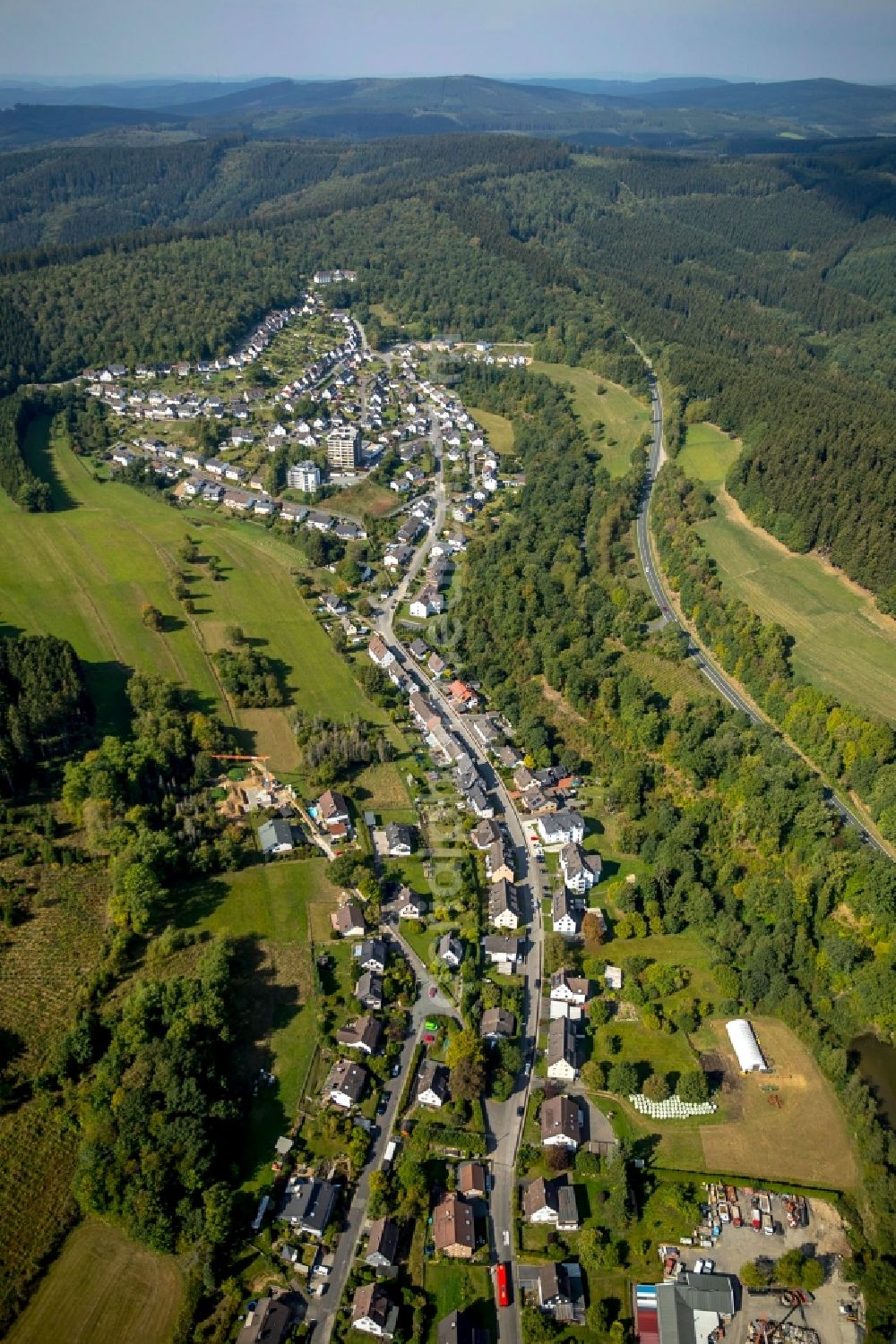 Hilchenbach from the bird's eye view: Outskirts residential in Hilchenbach in the state North Rhine-Westphalia, Germany